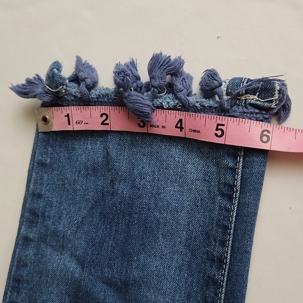 Signature Studio Crop Tassle Hem Destroyes Jeans Mid Rise 6 Short VGUC